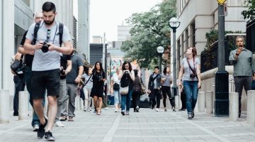 pedestrians-918471_1920-1500x650